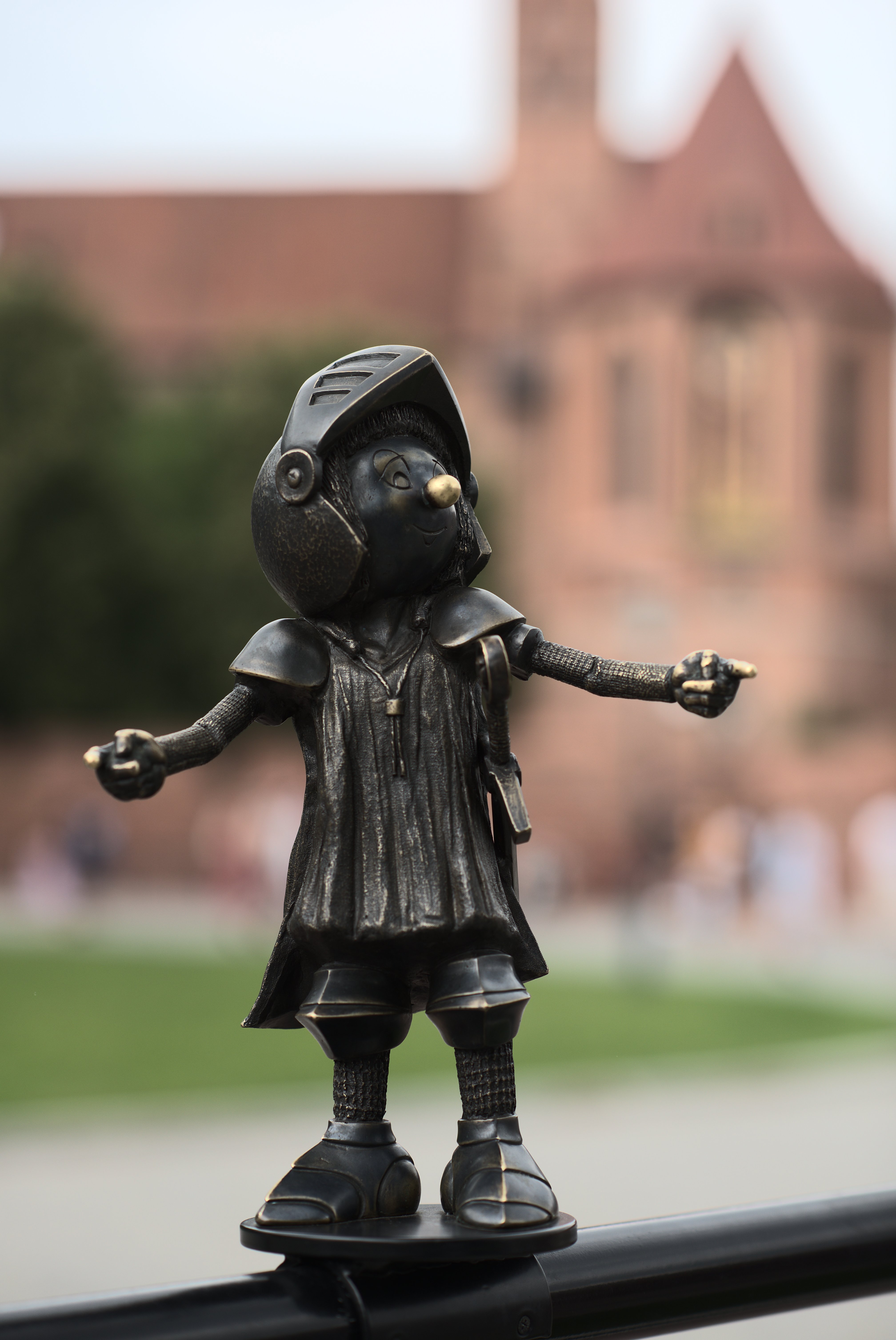 Brązowa figurka Marianka, małego rycerza — maskotki Malborka